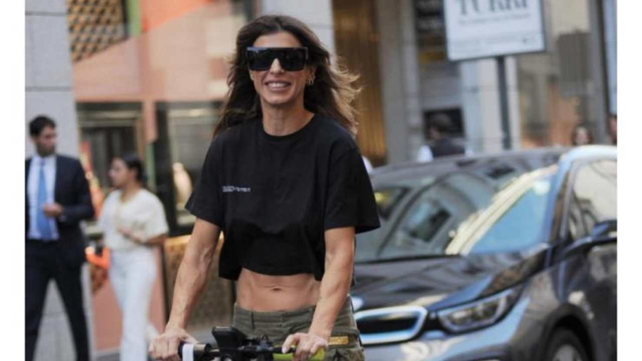 Elisabetta Canalis a Milano addominali e monopattino a Milano