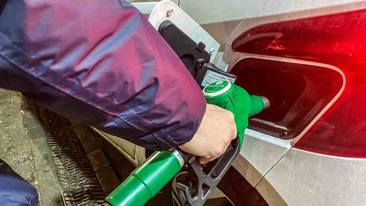 Benzina, oggi prezzi al rialzo