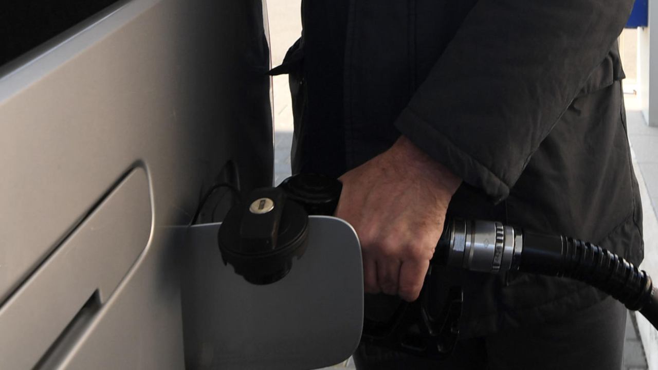 Sale il prezzo della benzina, novità sul diesel