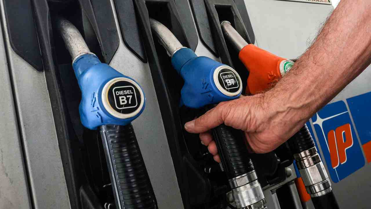 Benzina, oggi prezzi al rialzo