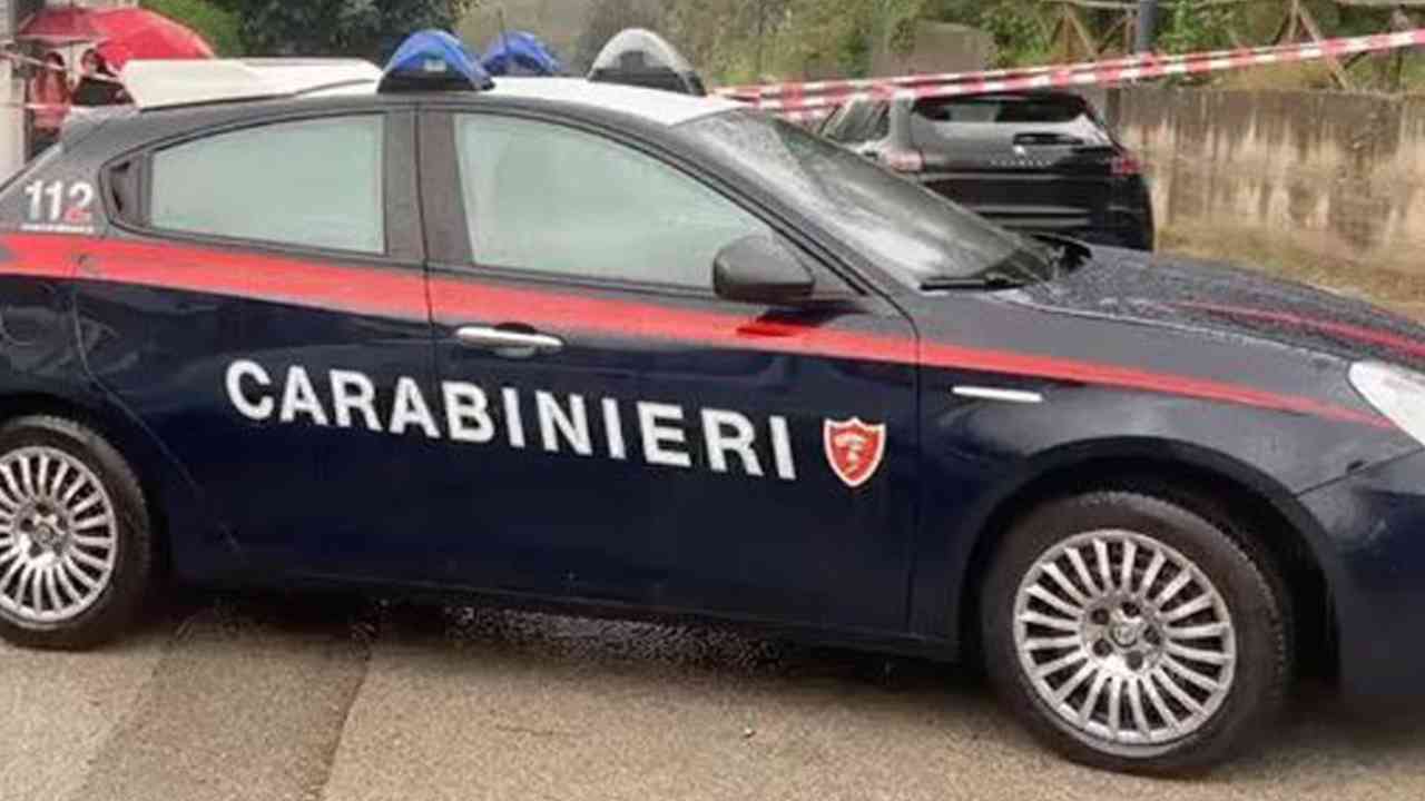 Sparatoria a Bari, si toglie la vita prima di aver sparato alla compagna