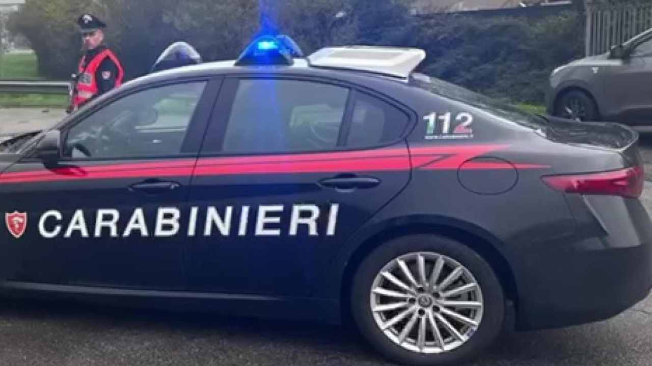 Provoca un incidente e corre nudo per la strada