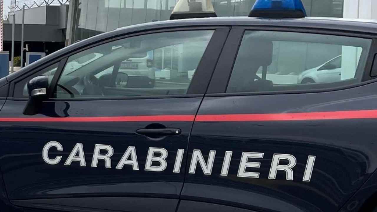 Provoca un incidente e corre nudo per la strada