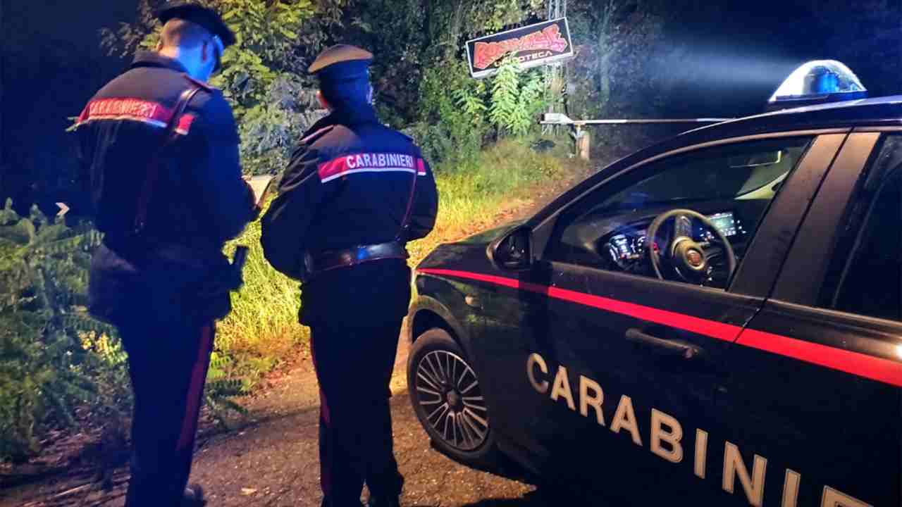 Sparatoria a Bari, si toglie la vita prima di aver sparato alla compagna