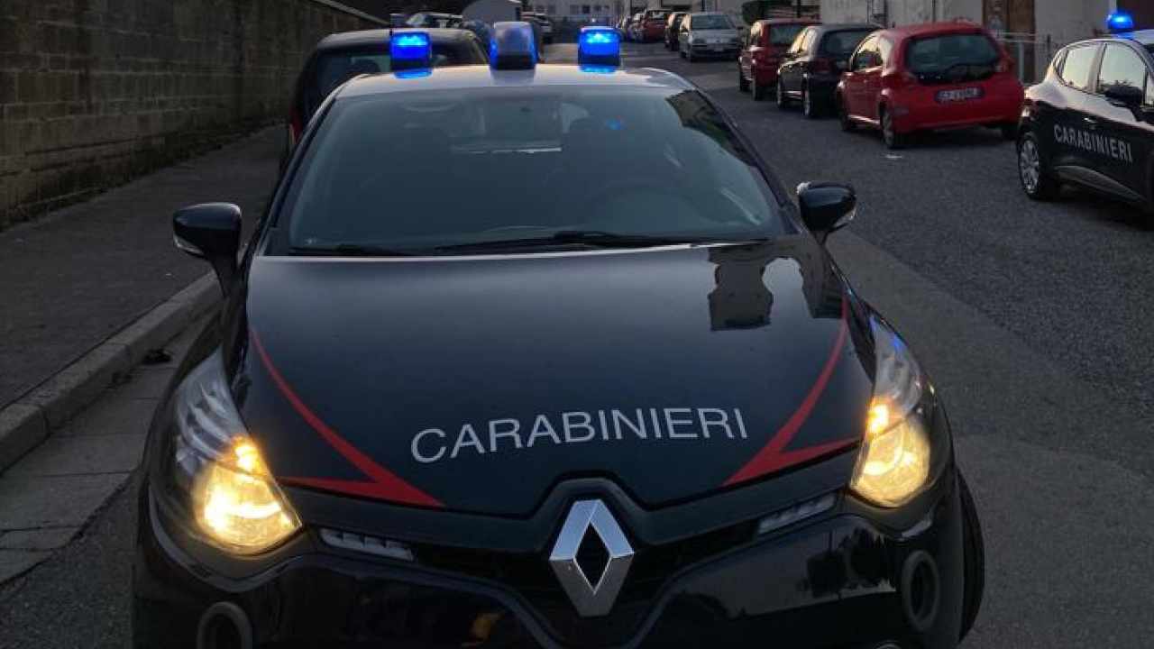 Carabinieri bloccano un uomo