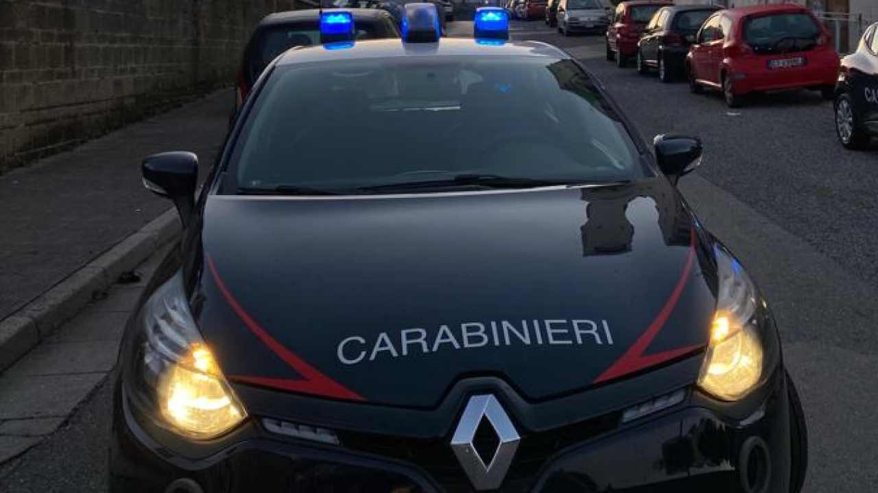 Carabinieri chiuduno locale a luci rosse