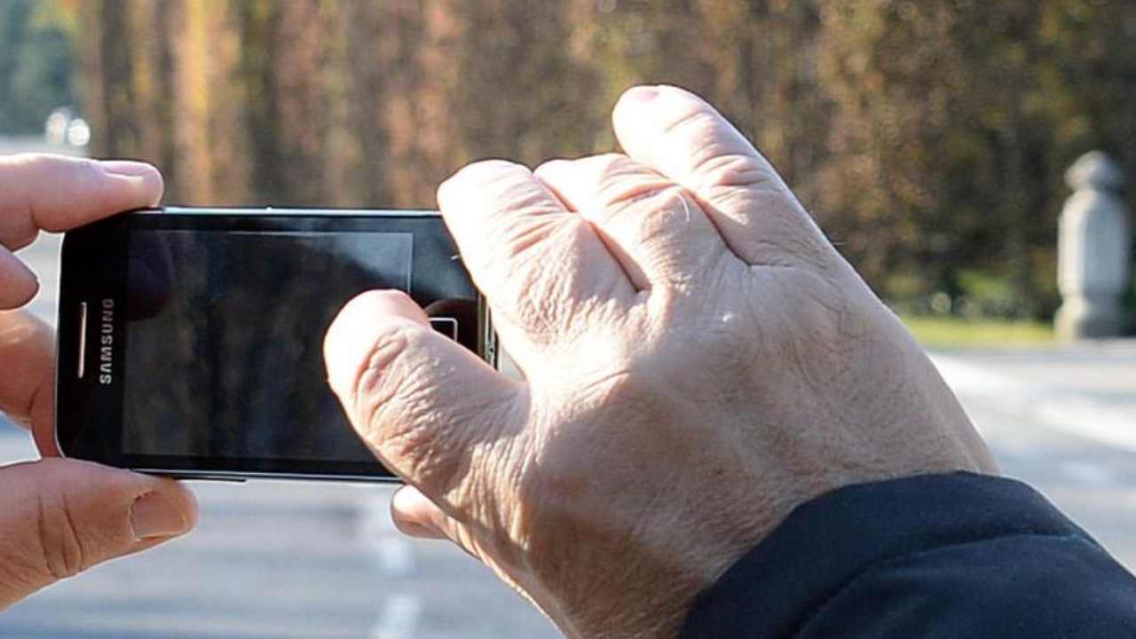 Riprende con il cellulare lo spogliarello della babysitter del figlio