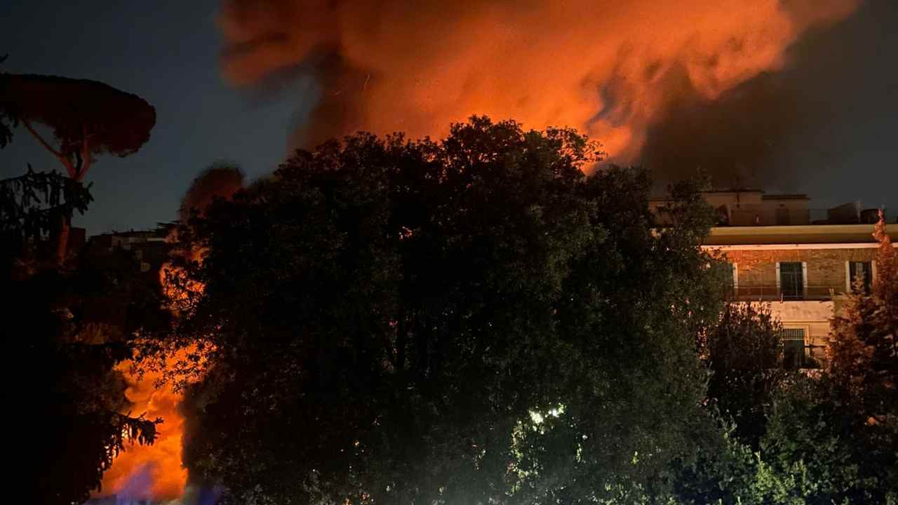 Incendio in viale di Villa Massimo