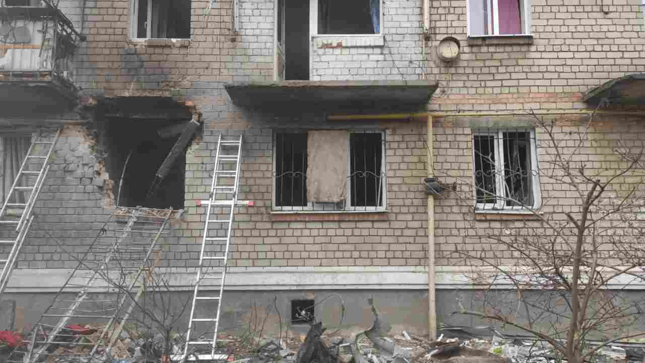 Missili russi colpiscono due palazzi a Kiev