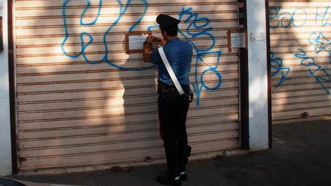 Carabinieri chiudono locale a luci rosse