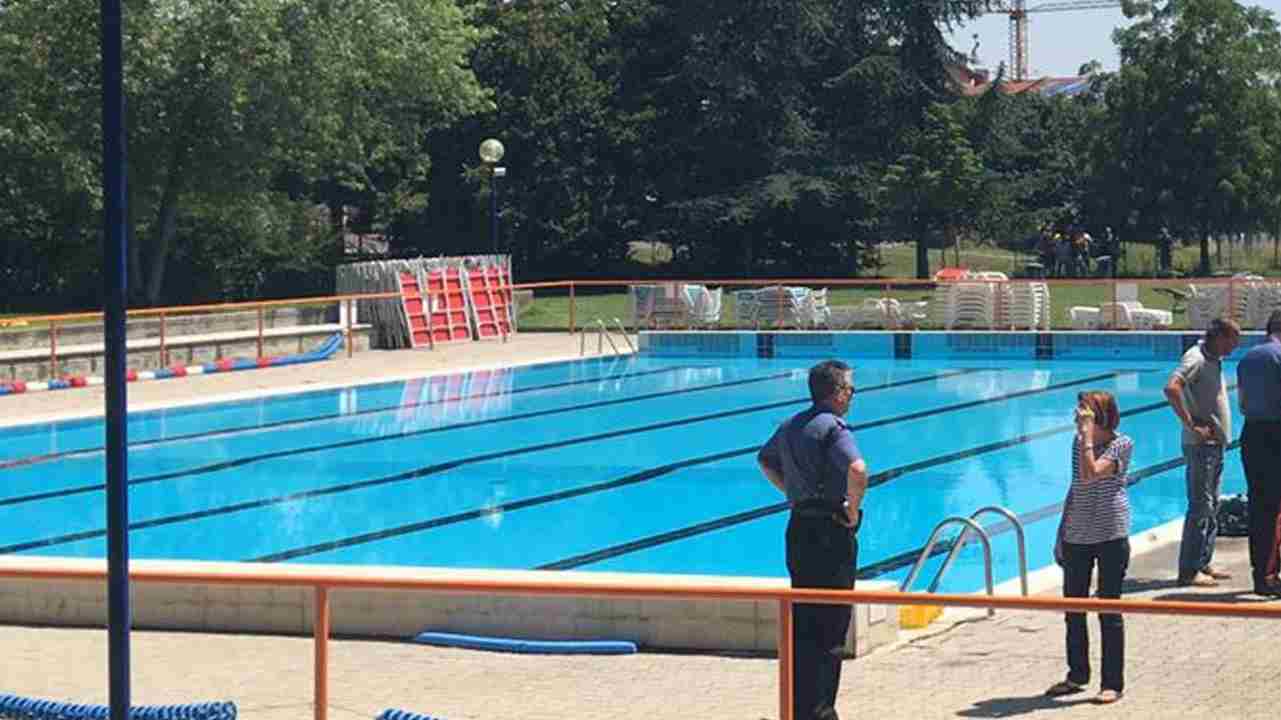 Annega in piscina