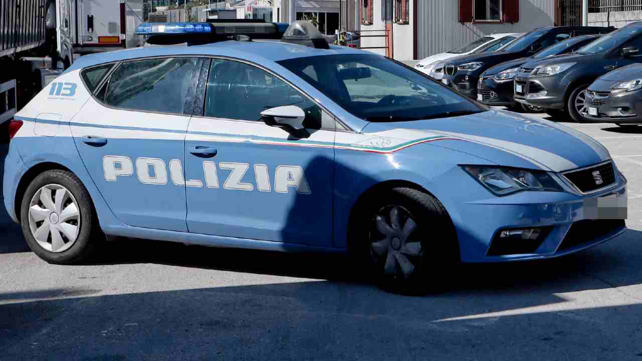 La polizia intervien al negozio Euronics