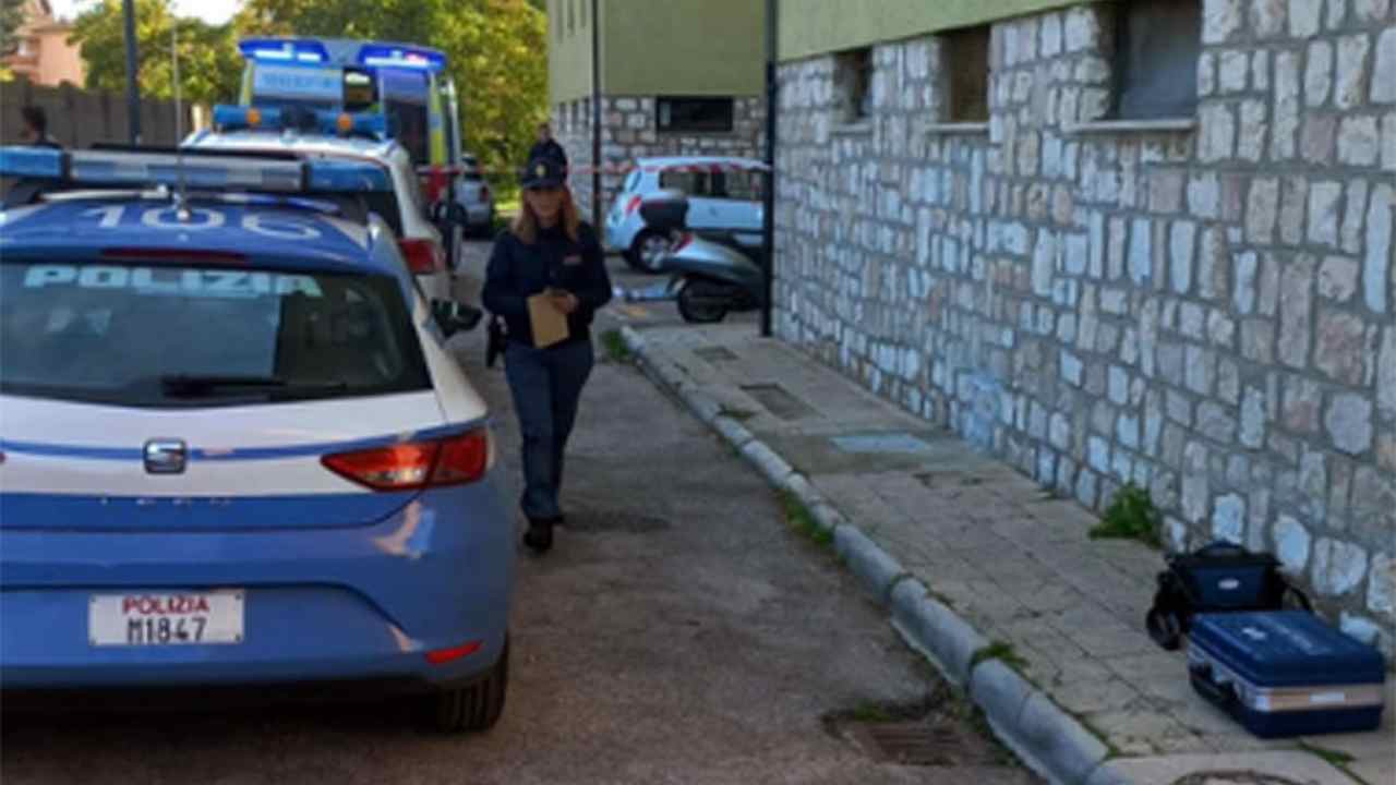 Corpo donna trovato morta in strada