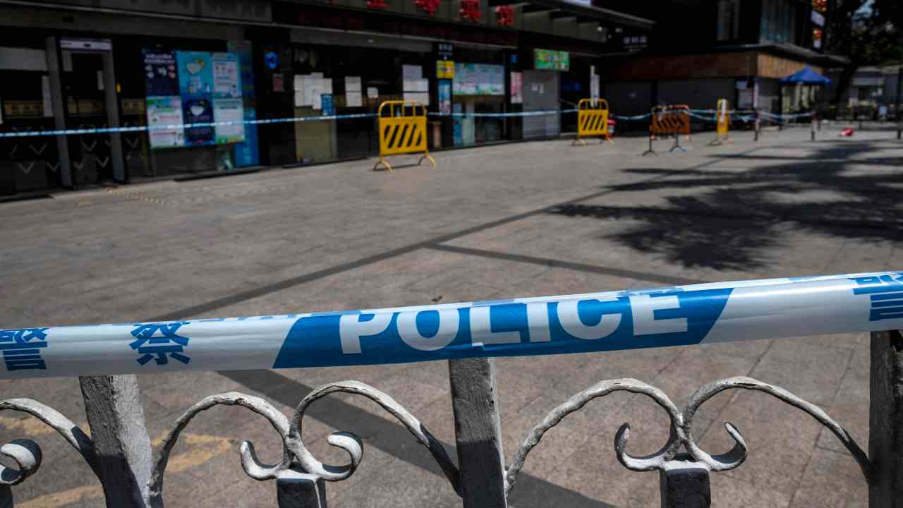 Polizia cinese durante proteste dei cittadini contro restrizioni Covid