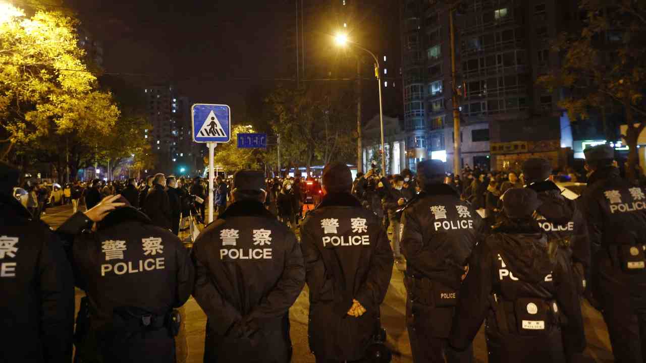 Polizia cinese durante proteste dei cittadini contro restrizioni Covid