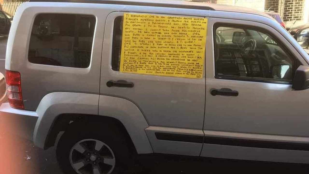 Trova la sua auto graffiata