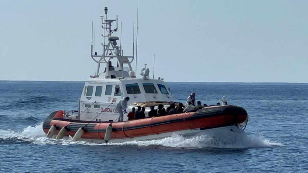 Migranti: motovedette in azione per soccorsi a Lampedusa 