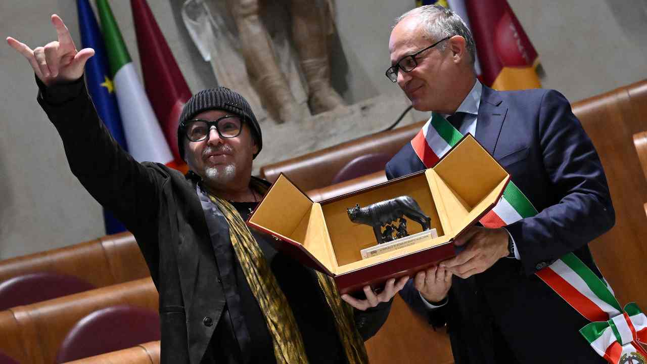 Duetto improvvisato tra Vasco Rossi e Roberto Gualtieri