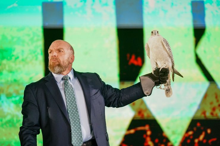 Triple H versione falconiere durante l'apertura di Crown Jewel 2022 (WWE)