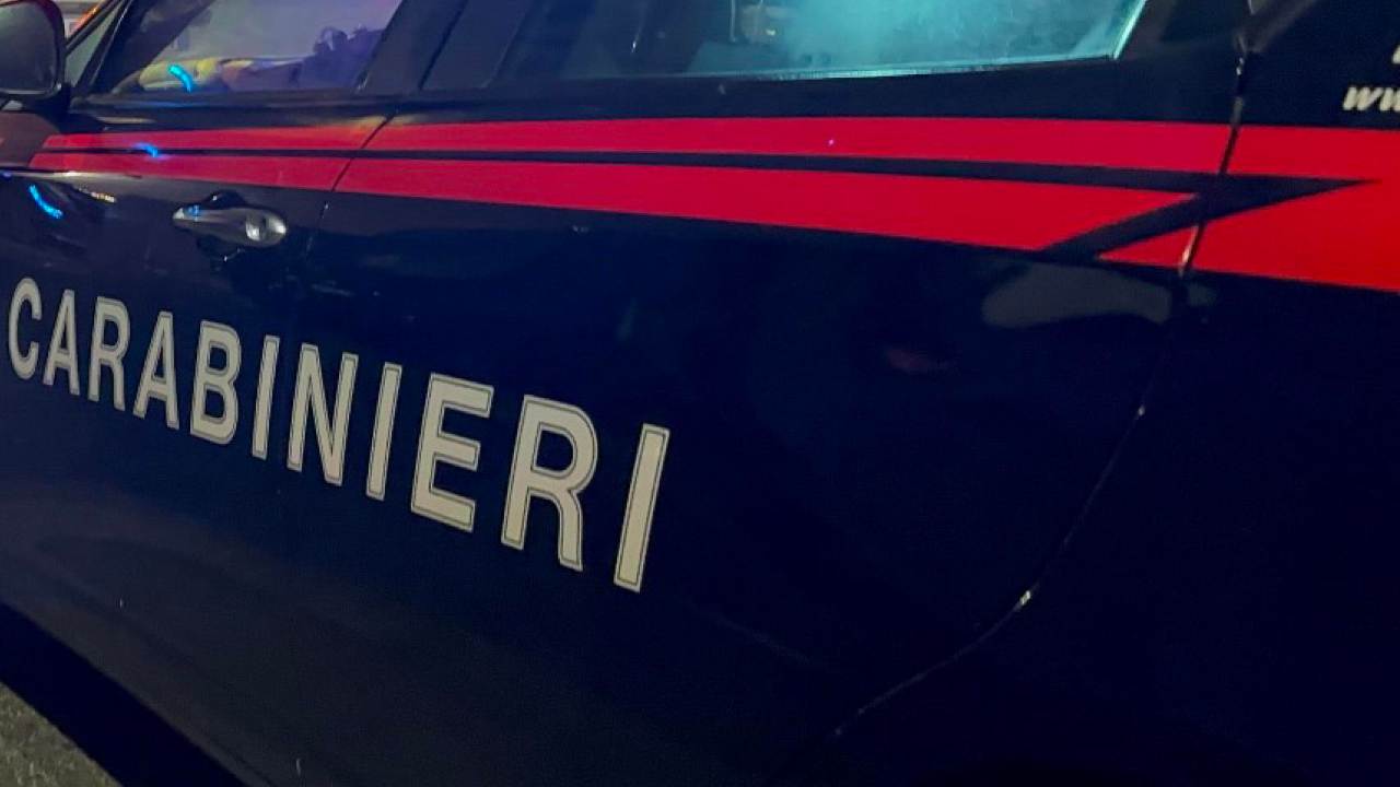 Si travestono da carabinieri e svaligiano cassaforte