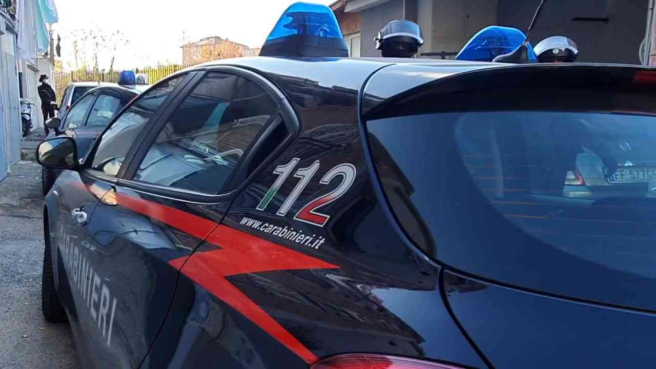 Uomo uccide la moglie a bottigliate