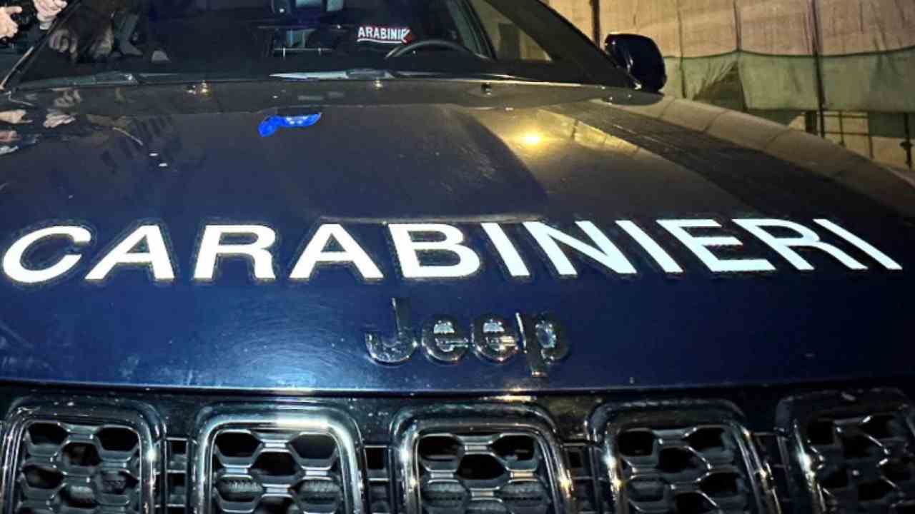 Si travestono da carabinieri e svaligiano cassaforte