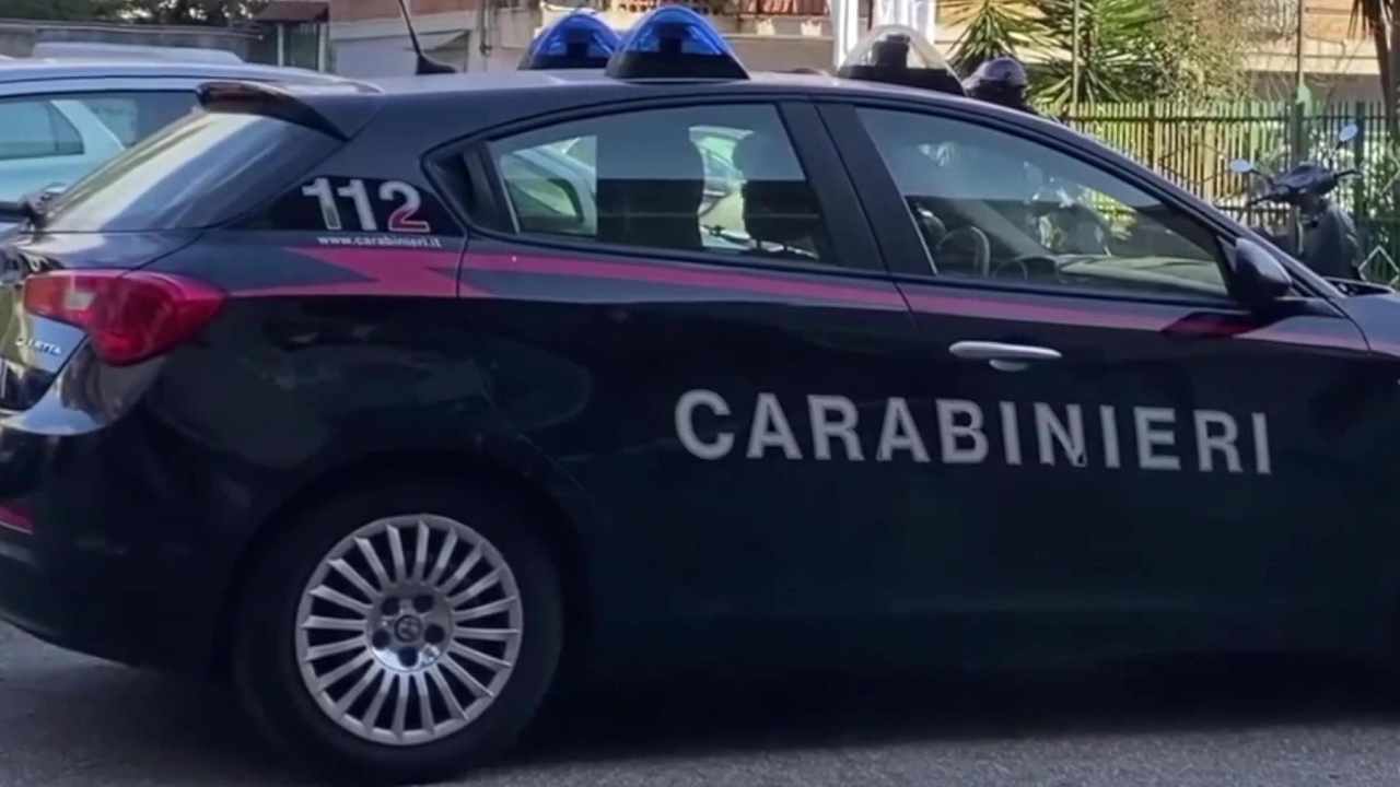 Uomo uccide la moglie a bottigliate