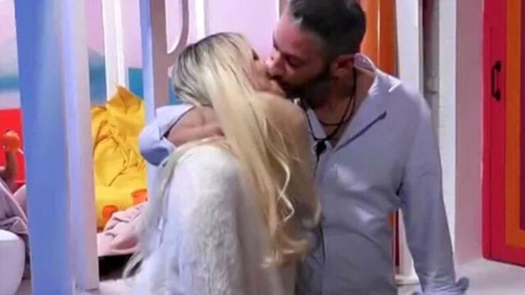 Incorvaia-Tavassi bacio GFVIP7