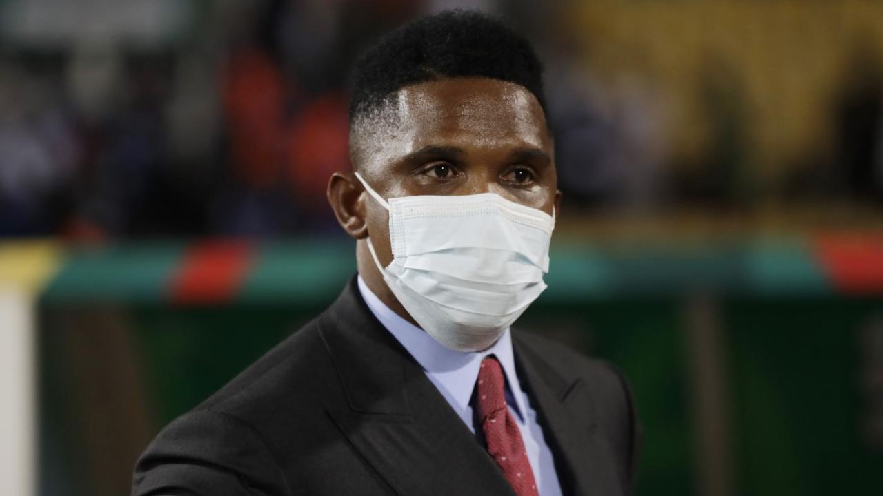 Eto'o perde la testa e prende a calci uno youtuber