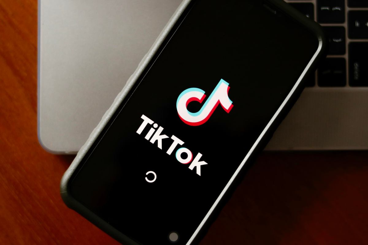 Logo TikTok, il Senato vieta l'uso del social cinese