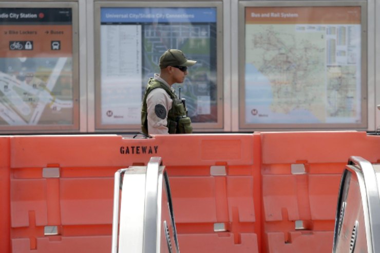 Donna spinge bambina tre anni su binari treni