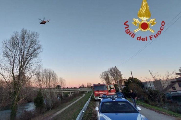 Si getta nel fiume per arrivo polizia