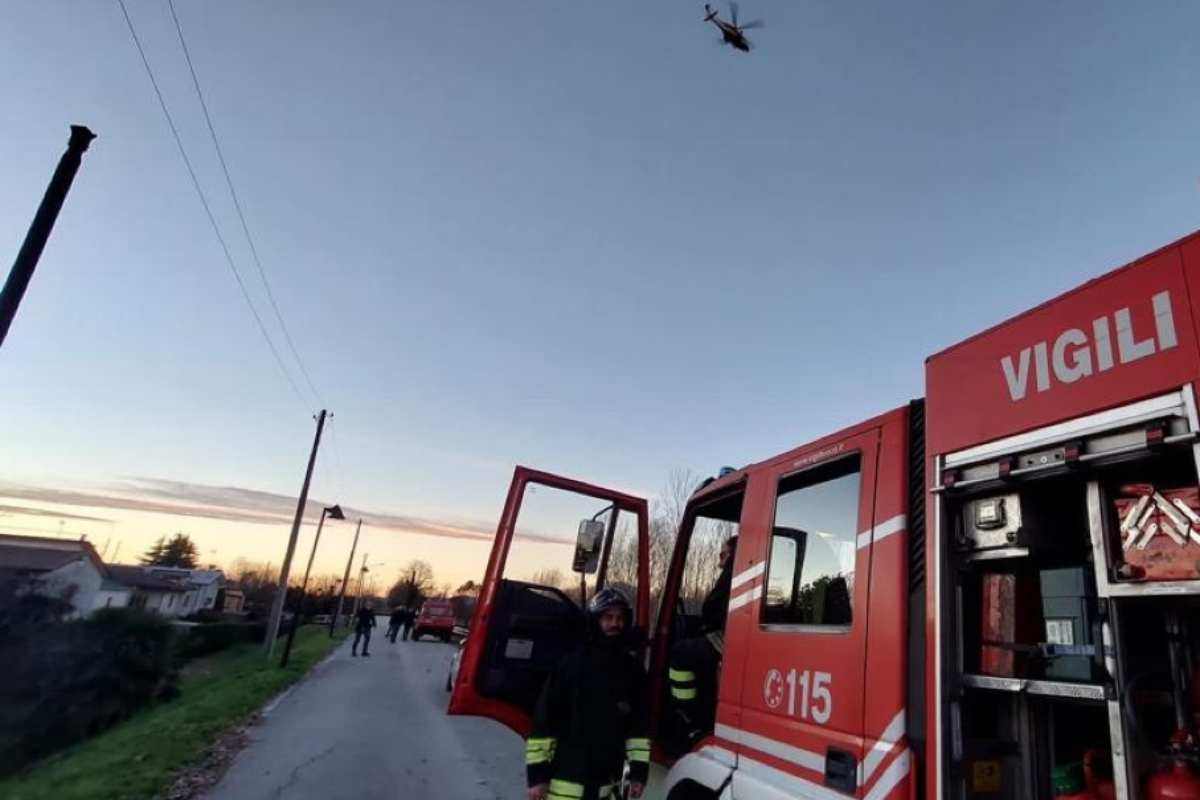 Si getta nel fiume per arrivo polizia