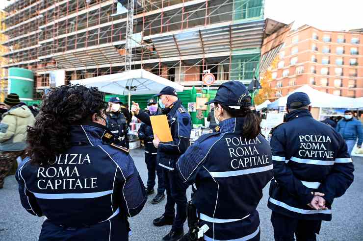 Bambina vaga per le strade da sola