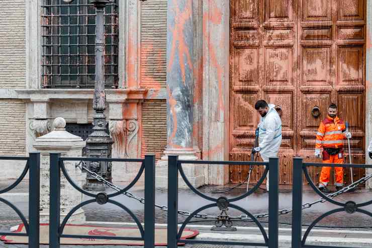 Ambientalisti imbrattano facciata Senato