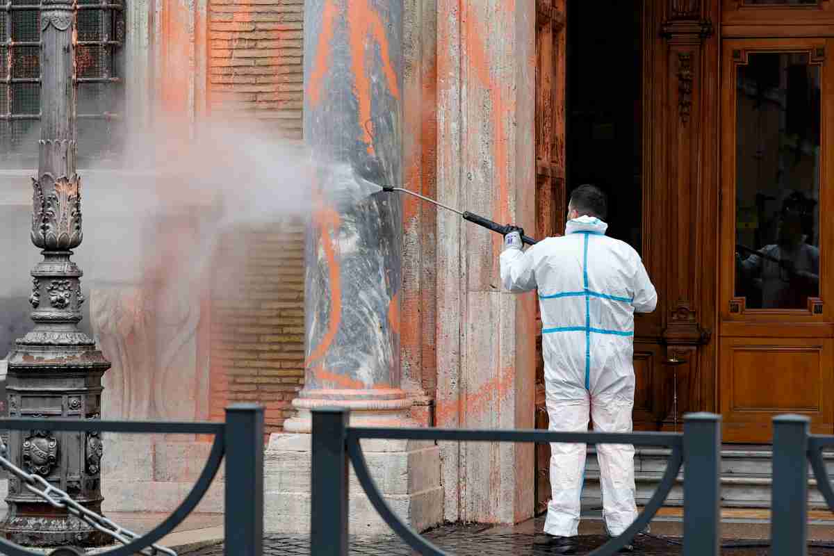 Ambientalisti imbrattano facciata Senato