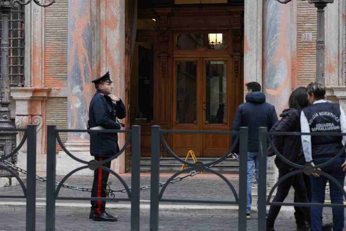 Ambientalisti imbrattano la facciata