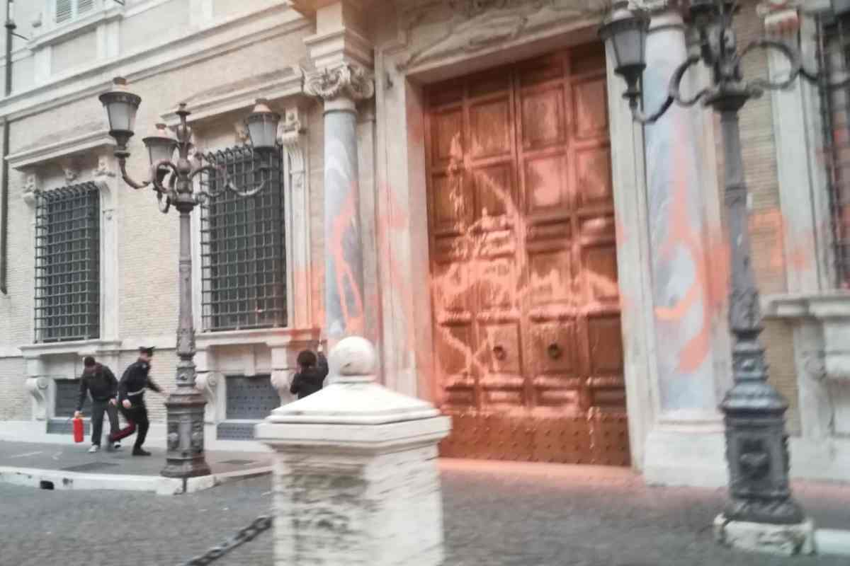 Facciata Senato imbrattata da ambientalisti