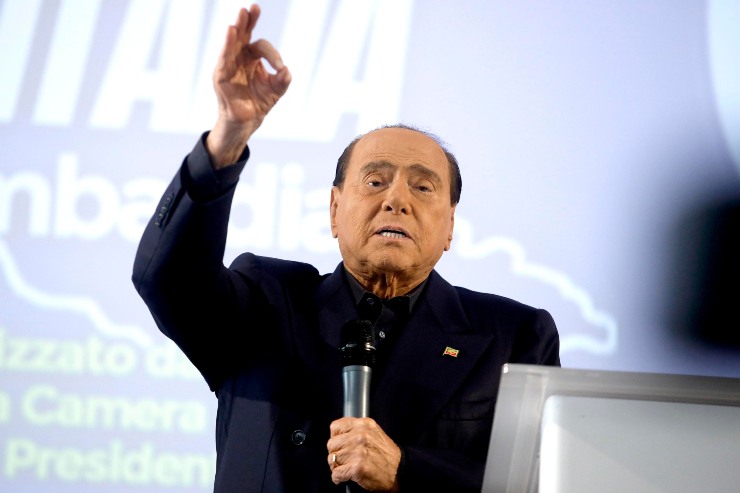 Passo indietro Berlusconi.