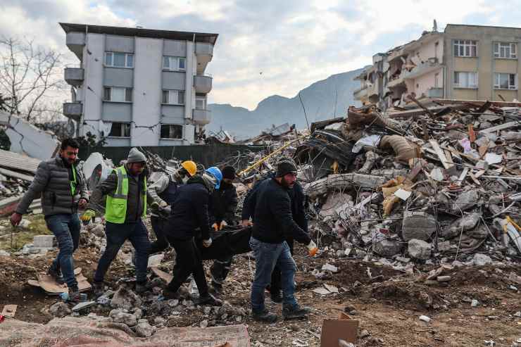 Scattano gli arresti.