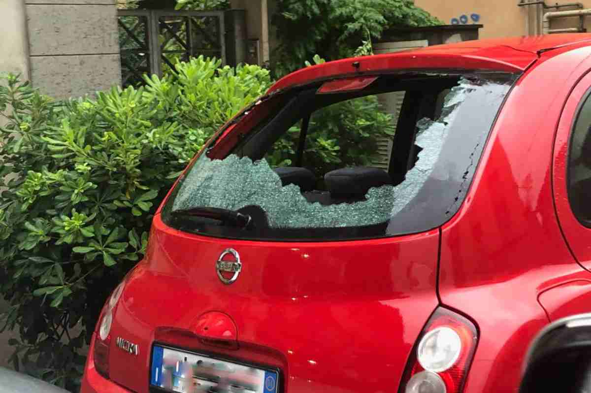 La malamovida distrugge le auto in sosta