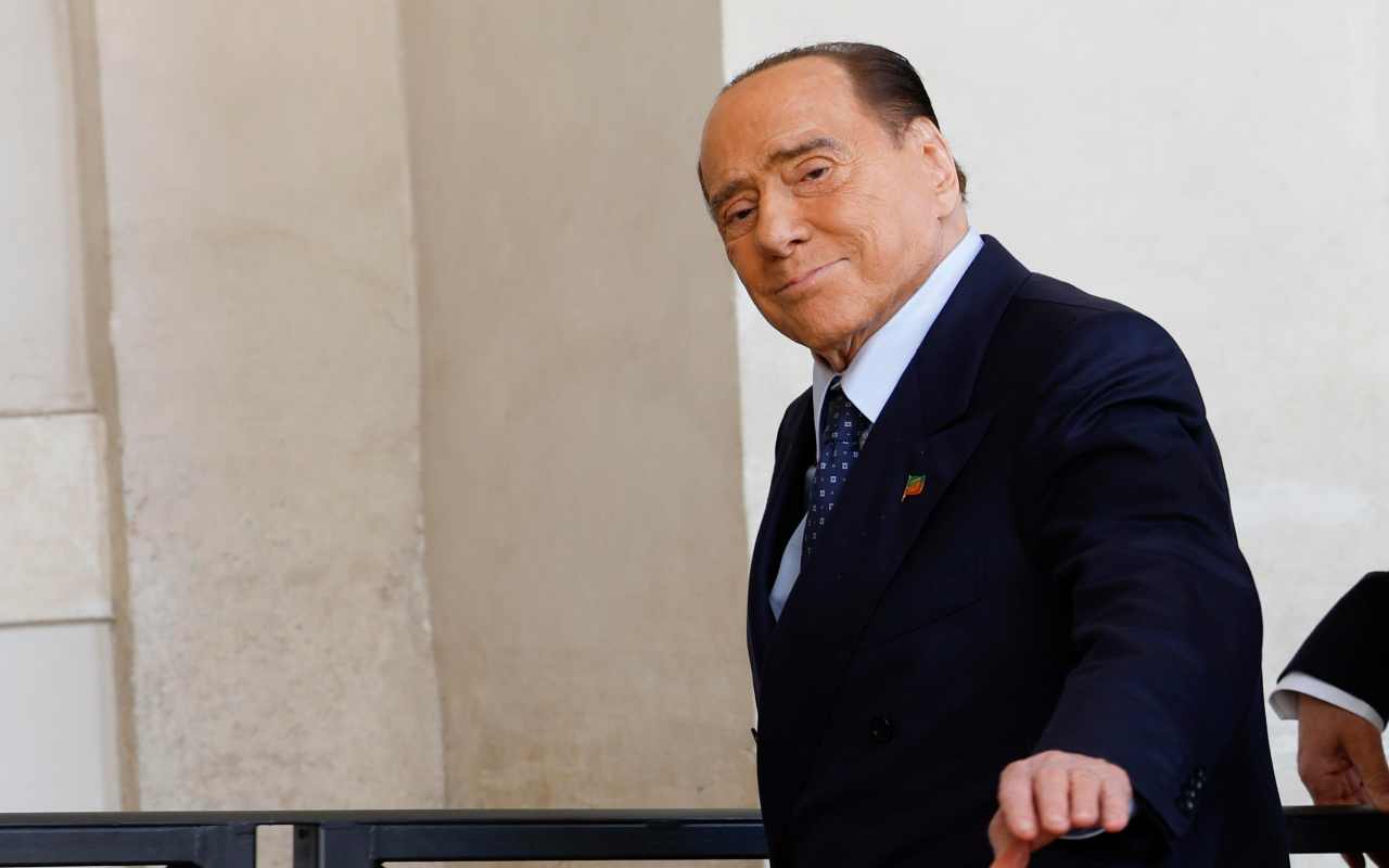 Silvio Berlusconi, ricoverato al San Raffaele di Milano. Le polemiche di FI contro Carlo Calenda