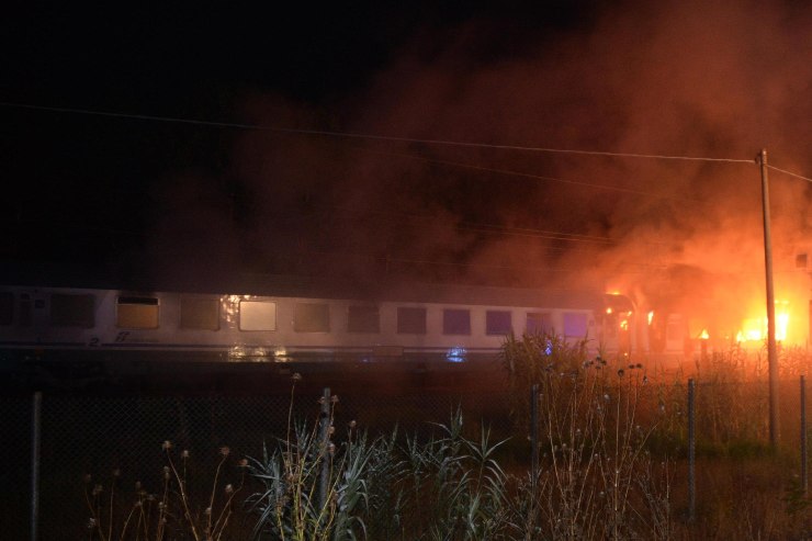 Treno prende fuoco in Pakistan