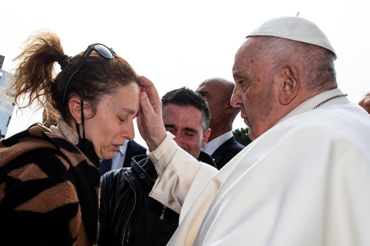 Le prime parole di Papa Francesco dopo essere uscito dal Policlinico