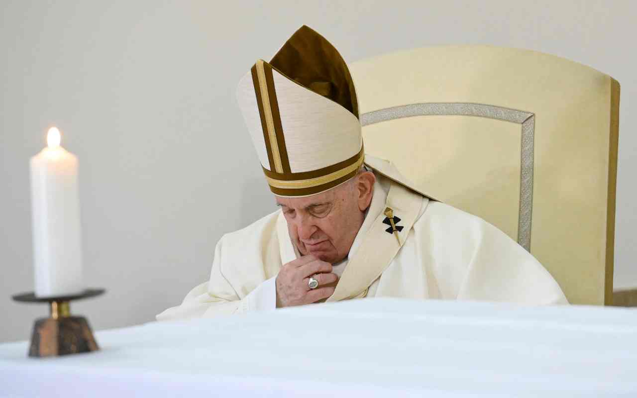 Papa Francesco non sarà alla Via Crucis del Colosseo, foto Ansa