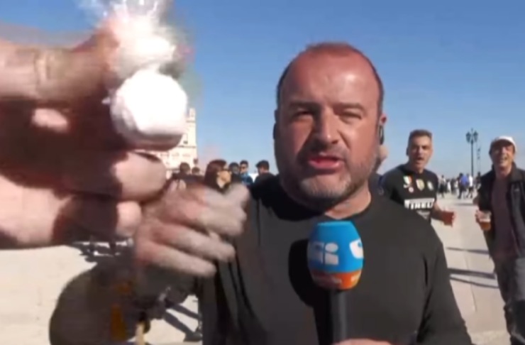 Tifoso mostra busta di cocaina in diretta