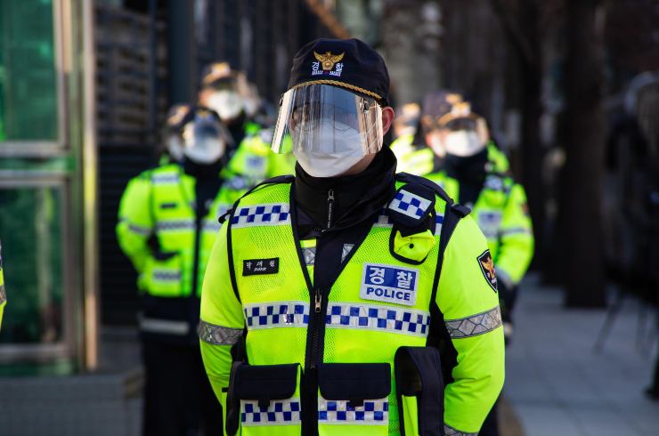 Polizia arresta cinque cristiani perché pregavano