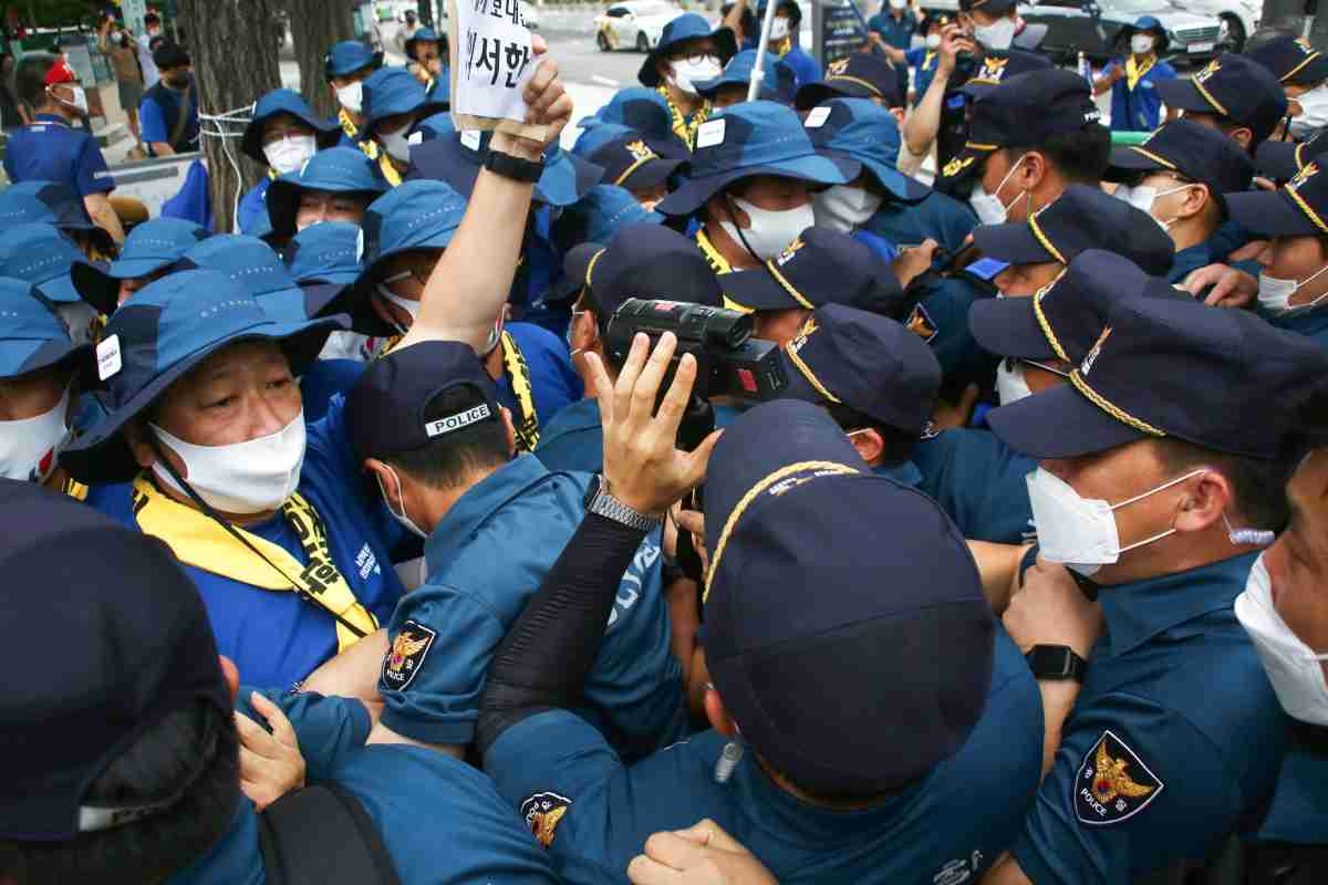 Polizia arresta cinque cristiani perché pregavano