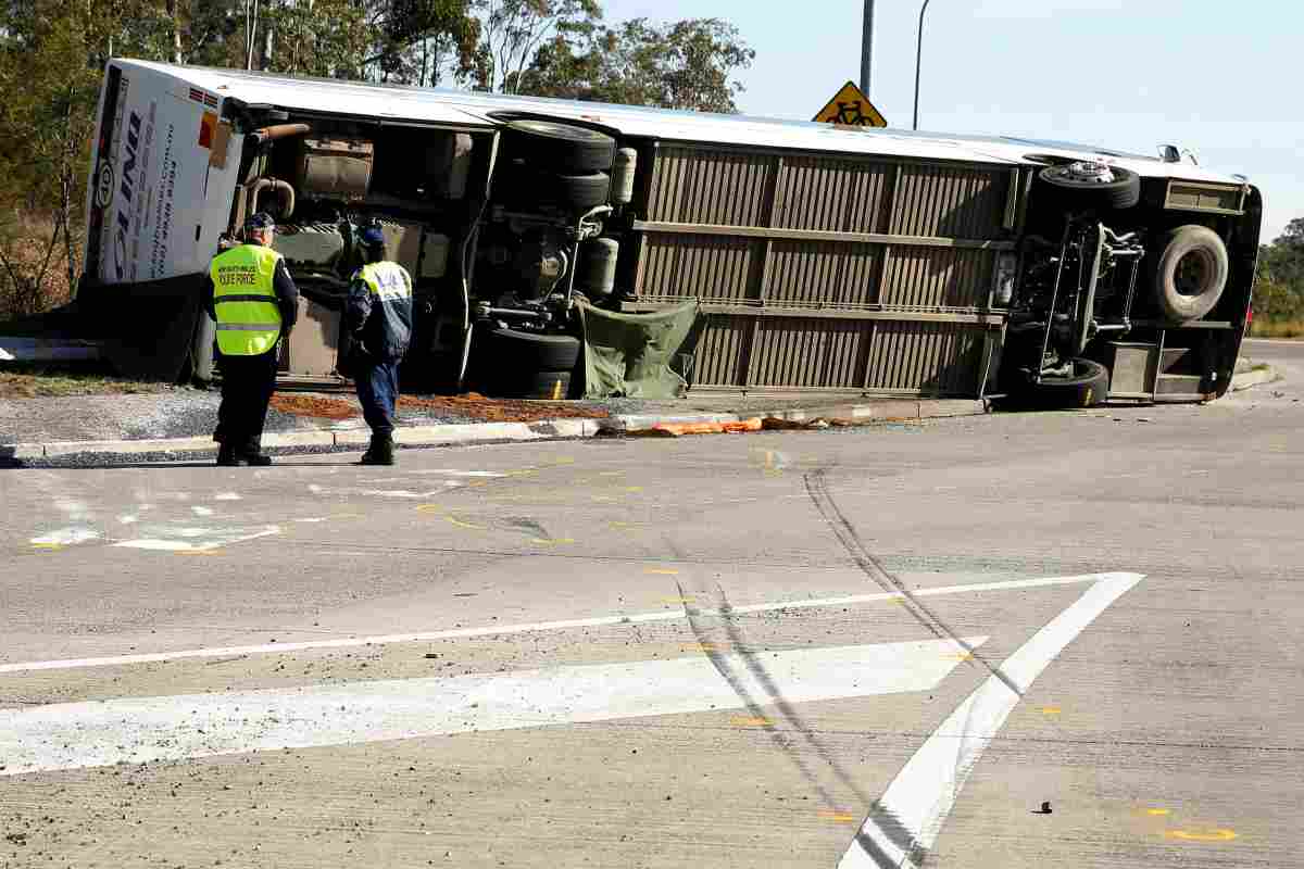 Il bus si ribalta, morti e feriti