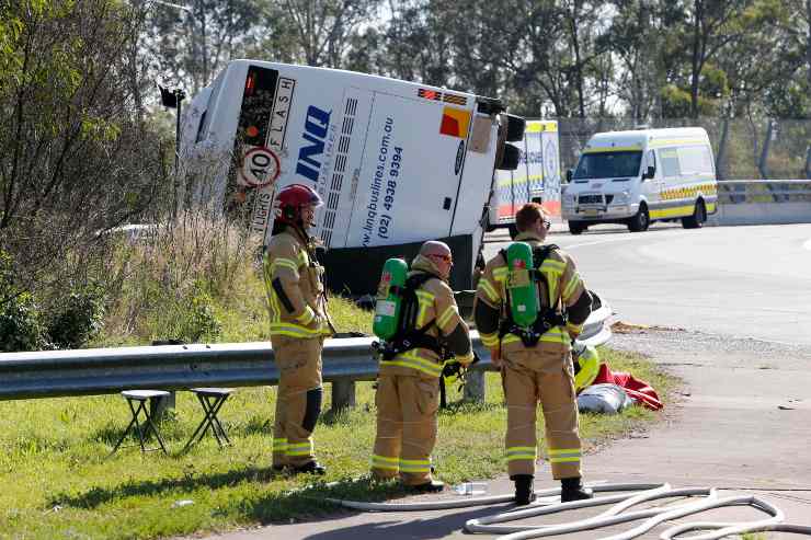 Il bus si ribalta, morti e feriti